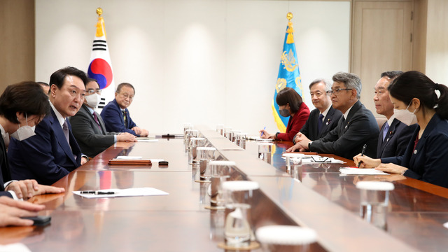 ▲ 윤석열 대통령이 11일 서울 용산 대통령실 청사 접견실에서 누카가 후쿠시로 한일의원연맹 회장 등 일본 의원단과 접견하고 있다. ⓒ뉴시스