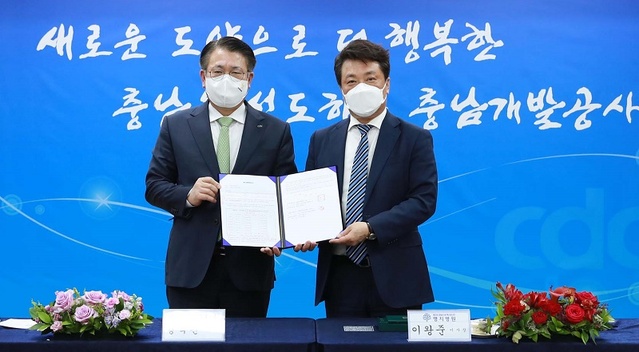 ▲ 충남혁신도시 의료시설용지에 종합병원이 들어선다. 11일 협약체결장면(왼쪽이 정석완 충남개발공사 사장).ⓒ충남개발공사