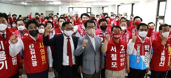 ▲ 국민의힘 대전시당은 11일 공천장 수여식을 갖고 필승을 결의했다.ⓒ대전정치부기자단