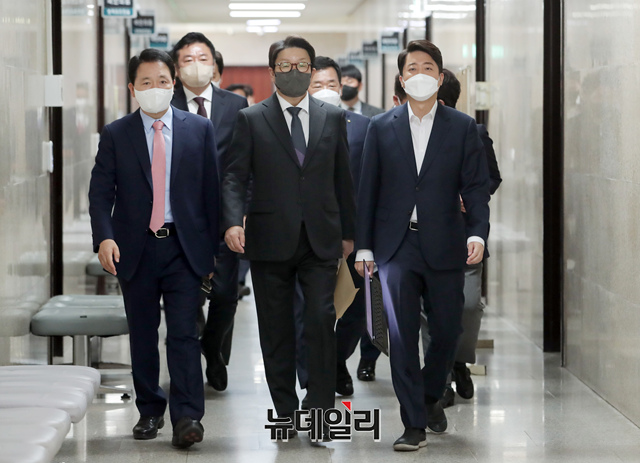 ▲ 이준석 국민의힘 대표와 권성동 원내대표가 지난 2일 오전 국회에서 열린 최고위원회의에 참석하기 위해 입장하고 있다.ⓒ이종현 기자