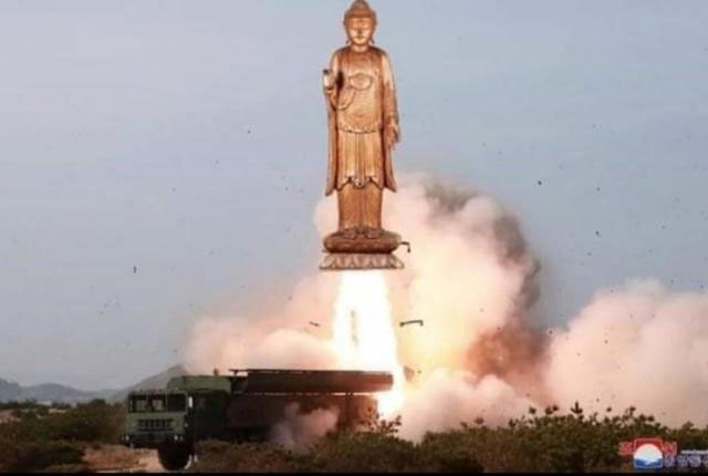 ▲ 북한은 2019년 5월부터 새로운 단거리 탄도미사일과 신형 방사포를 수십 차례 시험발사 했다. 이때 문재인 정부와 군 당국은 북한이 쏜 것을 '미사일'이라 부르지 않고 '불상 발사체'라 불렀다. 그러자 각종 온라인 커뮤니티에는 위와 같은 합성사진을 올리며 文정부의 태도를 비판하는 사람들이 크게 늘었다. ⓒ온라인 커뮤니티서 퍼졌던 '불상 발사체' 합성사진.