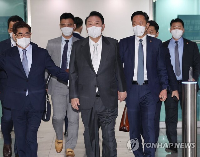 ▲ 윤석열 대통령이 12일 오전 서울 용산 대통령실 청사로 출근하고 있다.ⓒ연합뉴스