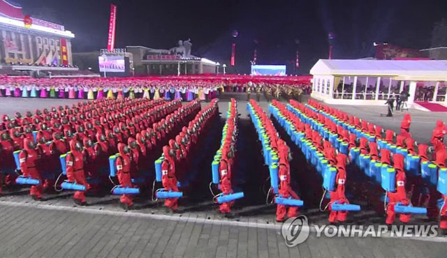 ▲ 북한이 평양 내 오미크론 변이 확진자가 발생했다고 밝혔다. 사진은 지난 4월 25일 빨치산 창건 기념 열병식에 등장한 비상방역종대. ⓒ연합뉴스. 무단전재 및 재배포 금지.