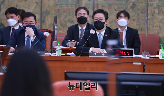 ▲ 황희 문화체육관광부 前 장관이 지난달 31일 오전 국회 문화체육관광위원회 전체회의에서 의원들의 질문에 답하고 있다.ⓒ(사진=공동취재단)