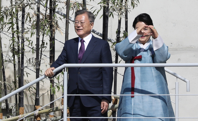 ▲ 문재인 전 대통령과 김정숙 여사가 10일 오후 경남 양산시 하북면 평산마을 사저 앞에서 인사하고 있다. ⓒ뉴시스