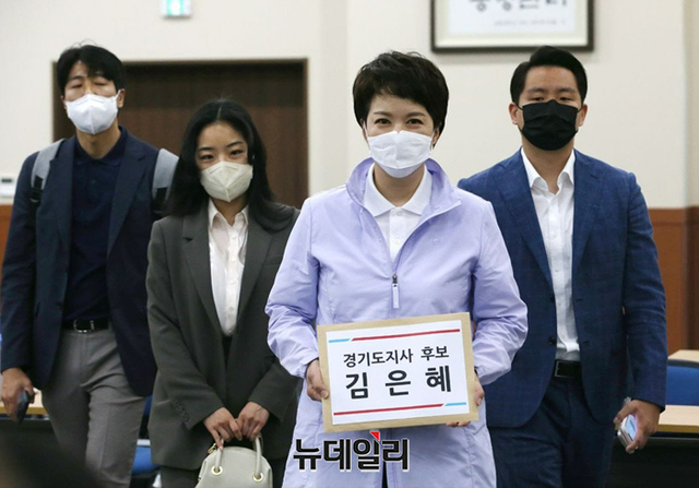 ▲ 6.1 재·보궐선거 경기도지사 선거에 출마하는 국민의힘 김은혜 후보가 12일 오후 경기도 선거관리위원회에서 후보 등록을 하고 있다. ⓒ김은혜캠프