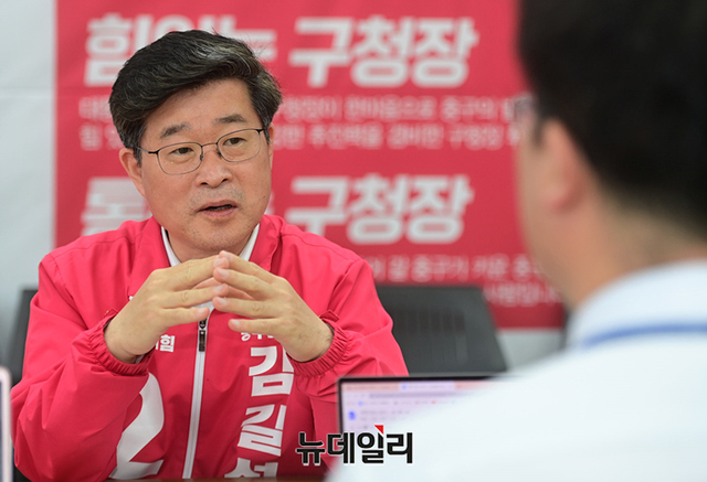 ▲ 김길성 국민의힘 서울 중구청장 후보가 11일 오전 자신의 선거사무소에서 뉴데일리와 인터뷰하고 있다. ⓒ정상윤 기자