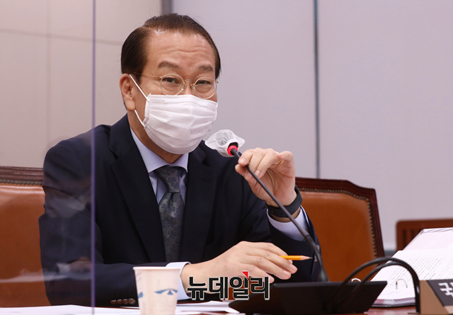 ▲ 권영세 통일부 장관 후보자가 12일 오전 국회 외교통일위원회에서 열린 인사청문회에서 의원 질의에 답변하고 있다. ⓒ이종현 기자(사진=공동취재단)