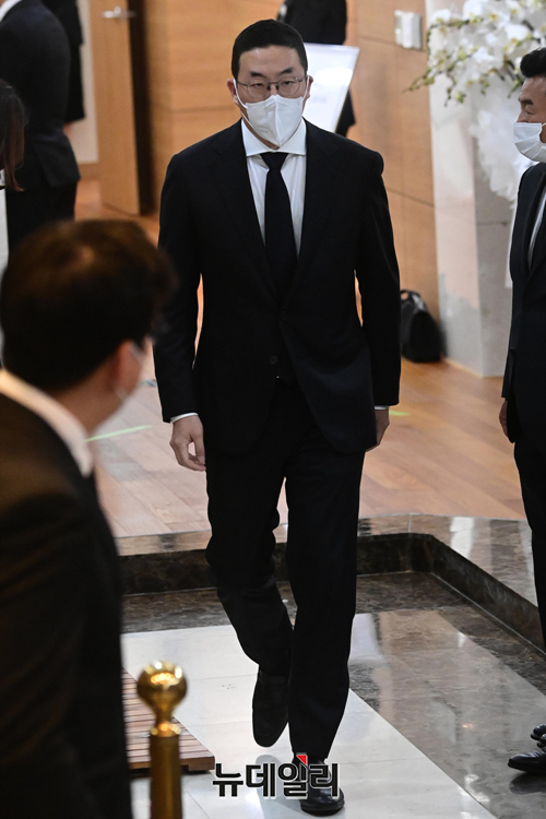▲ 구광모 LG그룹 회장이 12일 서울아산병원 장례식장에 마련된 아워홈 구자학 회장 빈소에 방문했다. ⓒ강민석 뉴데일리 기자