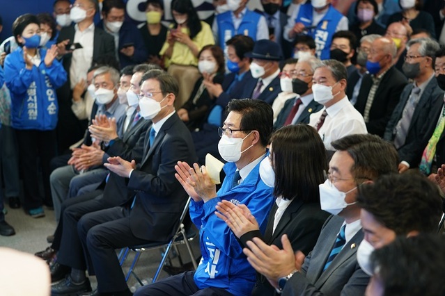 ▲ 12일 충남 천안에서 열린 양승조 충남도지사 후보 선거 사무소 개소식에 정세균 전 국무총리, 이재명 전 더불어민주당 대선 후보, 양 후보, 박지현·윤호중 민주당 공동비상대책위원장이 나란히 앉아 있다.ⓒ양승조 후보 캠프