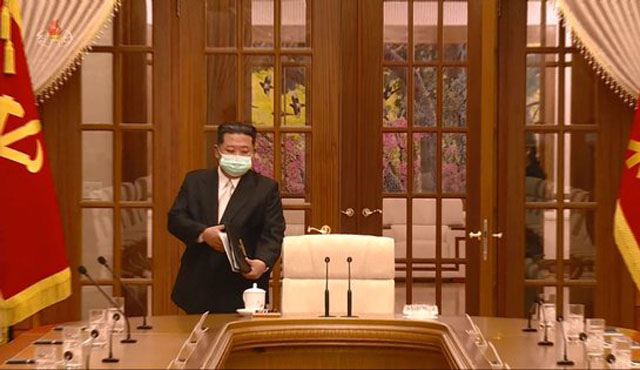 ▲ 노동당 정치국 회의에 마스크를 쓰고 등장한 김정은. 북한관영매체가 마스크를 쓴 김정은의 모습을 공개한 건 처음이다. ⓒ연합뉴스. 무단전재 및 재배포 금지.