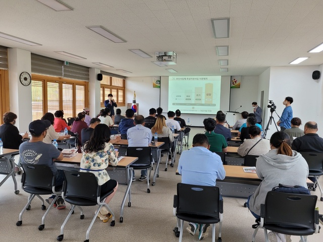 ▲ 성주군은 5월 10일 심산기념관에서 성주군수 권한대행 서정찬 부군수와 한국관광공사 대구경북지사 이지연 지사장이 참석하여 관광두레 사업의 원활한 추진을 위한 업무협약을 체결하고 관광두레 주민사업체 모집 설명회를 개최했다.ⓒ성주군