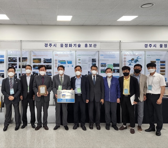 ▲ 김호진 경주시장 권한대행과 경주시 에코물센터 직원들이 물관리 최우수기관 선정을 기념해 단체사진을 촬영하고 있다.ⓒ경주시