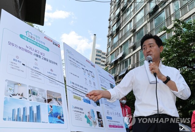 ▲ 국민의힘 오세훈 서울시장 후보가 13일 서울시 서대문구 세검정로 한 아파트 관리사무소 앞에서 서울형 고품질 임대주택 건설계획을 발표하고 있다. ⓒ연합뉴스
