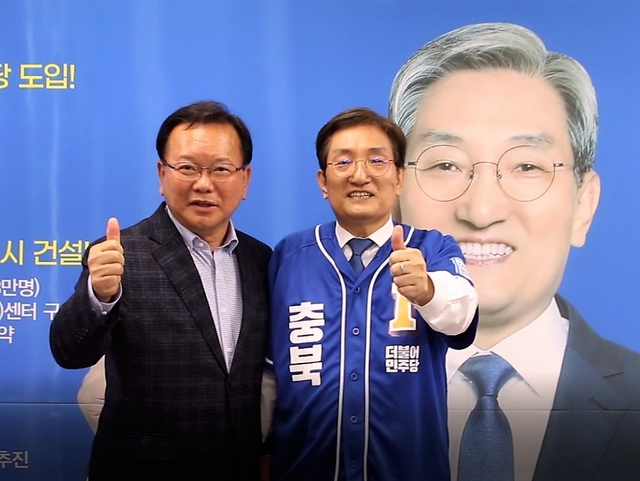 ▲ 김부겸 전 총리가 13일 이임 후 첫 방문지로 노영민 후보를 방문해 당선을 기원했다.ⓒ노영민 충북지사 후보 사무소