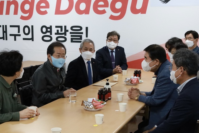 ▲ 홍준표 국민의힘 대구시장 후보는 5월 13일 후보 등록을 마친 직후부터 국채보상운동 기념사업회 회장단 간담회를 시작으로 14일까지 대구광역시의정회, 대구경북중소기업회, 대구경북여성경제인연합회, 대구공인중개사협회, 대구개인택시조합 등의 임원들과 연이은 만남을 가지고 ‘대구 대전환’과 ‘파워풀 대구’를 만들기 위한 대구 대개조 구상의 구체화 작업에 들어갔다.ⓒ홍준표 예비후보 사무소