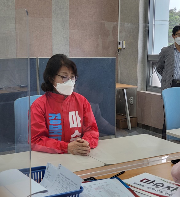 ▲ 마숙자 경북교육감 후보가 13일 경상북도 선거관리위원회를 찾아본 후보 등록을 마치고, 본격적인 선거전에 돌입했다.ⓒ마숙자 예비후보 사무소