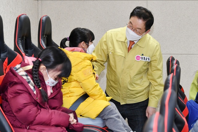 ▲ 임종식 경북교육감 예비후보는 “청소년들의 심리·정서적 위기 극복과 극단적 선택은 조기 발견과 예방이 무엇보다 중요하다. 이에 중대 사안 발생 시 사안 처리 및 학생들의 심리 안정을 체계적이고 신속하게 지원할 수 있는 중대사안 초기 지원팀인 경북교육119팀을 신설하여 학교의 위기 대응력을 높이겠다”고 밝혔다.ⓒ경북교육감 예비후보 사무소