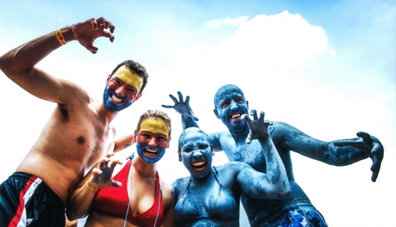 ▲ 2020년 충남 보령머드축제에 참여한 외국인들이 머드를 바른 채 즐거워하고 있다.ⓒ보령머드해양박랍회 조직위