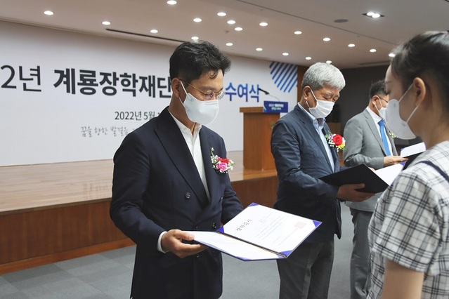 ▲ 이승찬 계룡장학재단 이사장(왼쪽)이 장학생에게 장학증서를 전달하고 있다.ⓒ계룡장학재단