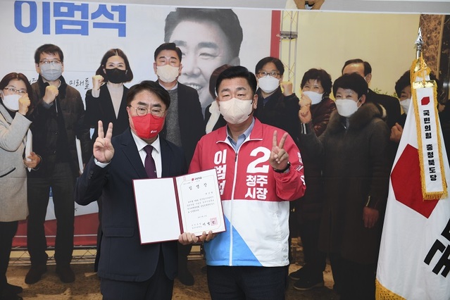 ▲ 이범석 후보와 최진현 선대위 상임선대위원장이 임명장 수여식에서 기념촬영을 하고 있다.ⓒ이범석 후보 선거 캠프