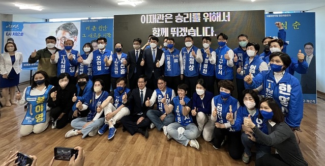 ▲ 이재관 천안시장 후보 선거사무소 개소식이 14일 천안시 불당동 선거사무소에서 성황을 이룬 가운데 양승조 충남도지사 후보 등이 기념촬영을 하고 있다.ⓒ이재관 후보 선거 캠프