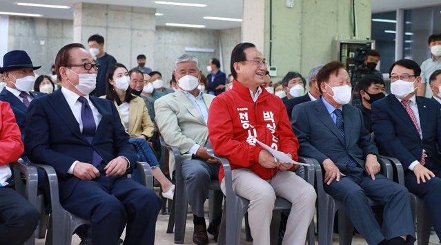 ▲ 박상돈 천안시장 후보 발대식에서 서청원 전 한나라당 대표와 성무용 전 천안시장 등 내빈들이 행사를 기다리고 있다.ⓒ박상돈 후보 선거 캠프