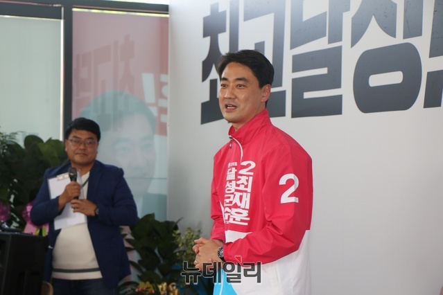 ▲ 최재훈 달성군수 후보는 “경선 과정에서 어려움도 있었지만 군민 여러분 덕분에 압승할 수 있었다”며 “본선에서도 압승해 달성을 일류도시로 도약시키겠다”고 약속하며 지지를 호소했다.ⓒ뉴데일리