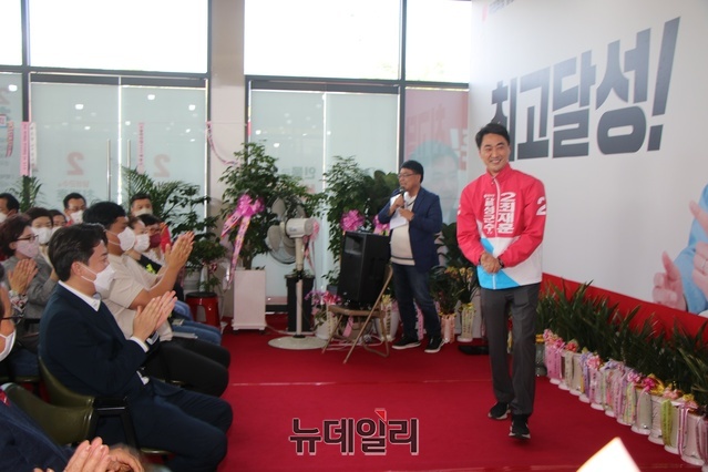 ▲ 이준석 당대표는 김용판 대구시당위원장 직무대행을 비롯해 대구시의원 후보자, 달성군의원 후보자 및 지지자 등과 함께 최재훈 달성군수 후보 선거사무소를 찾았다.ⓒ뉴데일리