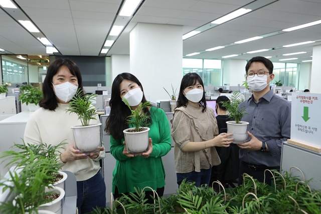 최근 열린 비대면 봉사활동인 ‘공기정화 식물 기부’에 참여한 LG이노텍 직원들. ⓒLG이노텍