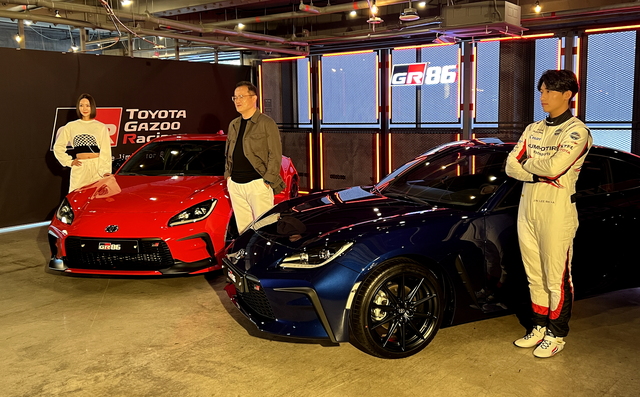 ▲ 타케무라 노부유키 토요타코리아 사장이 GR86 옆에서 포즈를 취한 모습. ⓒ김재홍 기자