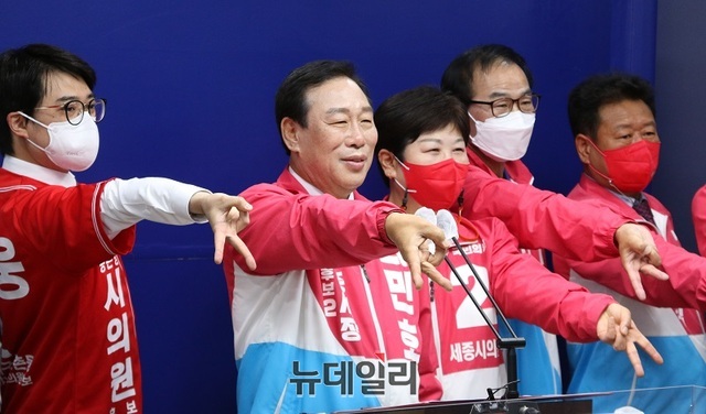 ▲ 국민의힘 최민호 세종시장 후보가 16일 세종시청 정음실에서 국민의힘 세종시의원 후보 합동기자회견에서 후보들과 함께 손 가락으로 V자를 그리며 승리를 다짐하고 있다.ⓒ이길표 기자
