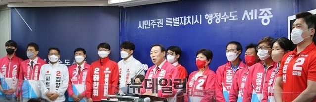 ▲ 국민의힘 세종시의원 후보들이 16일 세종시청 정음실에서 합동기자회견을 하고 있다.ⓒ이길표 기자