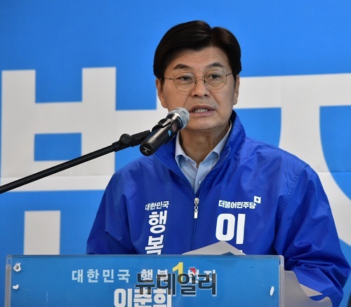 ▲ 이춘희 세종시장 후보가 16일  나성동 행복1번지 선거사무실에서 소상공인 관련 기자회견을 하고 있다.ⓒ이길표 기자