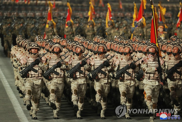▲ 지난 4월 25일 북한이 평양에서 실시한 열병식. 열병식에 동원된 2만여 명의 군인·대학생이 원 소속으로 복귀한 뒤부터 북한 곳곳에서 코로나가 확산되기 시작했다고 한다. ⓒ연합뉴스. 무단전재 및 재배포 금지.
