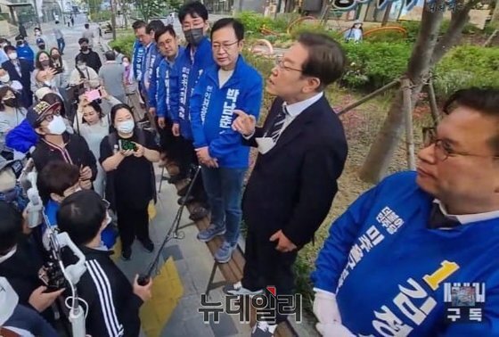 ▲ 이재명 더불어민주당 선거대책위원장이 15일 벤치에 신발을 신고 올라가 선거 유세를 하고 있다. [이준석 국민의힘 대표 페이스북 캡처]