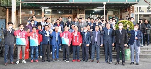 ▲ 김태흠 충남도지사 후보가 16일 천안 삼안버스 회사를 방문, 운전기사로부터 애로사항 청취와 함께 교통약사를 위해 저상버스 대폭 확충 등을 약속했다. 이날 김 후보 방문에는 박상돈 천안시장 등이 동행했다. ⓒ김태흠 후보 선거 캠프