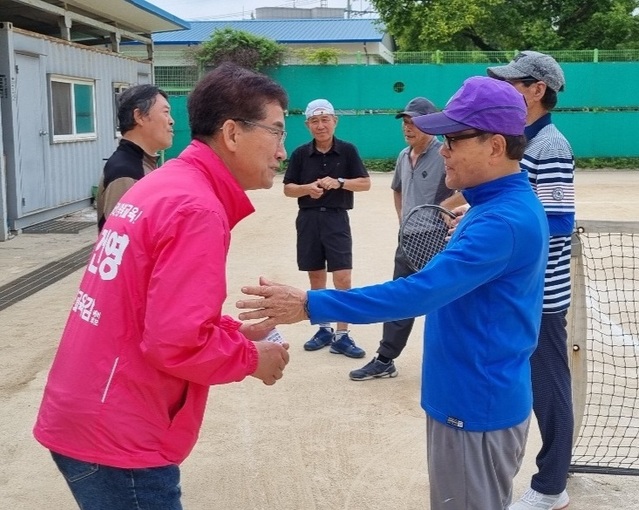 ▲ 윤건영 충북도교육감 후보가 테니스코트에서 운동을 하고 있는 어르신들을 만나 지지를 당부하고 있다.ⓒ윤건영 후보 선거 캠프