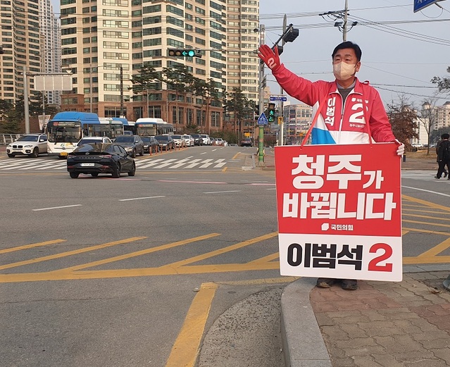 ▲ 이범석 국민의힘 청주시장 후보가 청주시 흥덕구 지웰시티 인근에서 출근길 인사를 하고 있다.ⓒ이범석 후보 선거 캠프