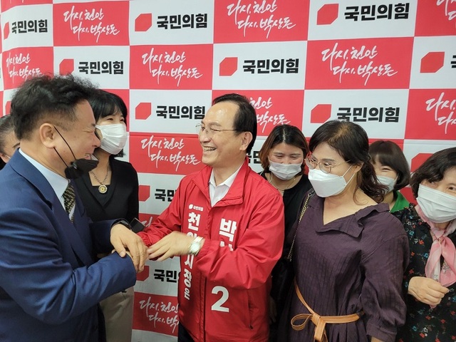 ▲ 박상돈 천안시장 후보가 지난 12일 선거 캠프에서 시민들과 만나 반갑게 웃고 있다.ⓒ박상돈 후보 캠프
