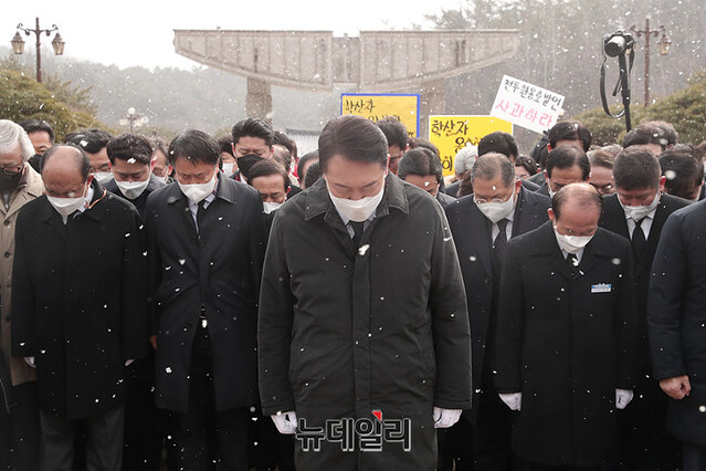 ▲ 윤석열 대통령이 국민의힘 대선후보 시절인 지난 2월6일 오후 광주 북구 국립5·18민주묘지를 찾아 참배하려다 시민단체의 반발로 추모탑 입구에서 묵념으로 참배를 대신하고 있다.ⓒ뉴데일리DB