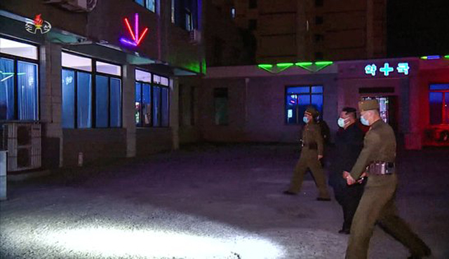 ▲ 김정은이 방문한 평양 대동강변의 한 약국. 김정은이 평양시내 약국을 24시간 가동하라고 지시한 뒤 북한 전역에서 진통제와 해열제를 찾아볼 수가 없다고 한다. ⓒ北조선중앙TV 화면캡쳐.