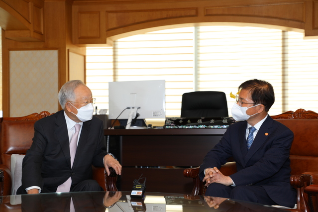 ▲ 17일 서울 마포구 경총회관에서 손경식 경총 회장(왼쪽)과 이정식 고용노동부 장관(오른쪽)이 만나 이야기를 나누고 있다. ⓒ한국경영자총협회