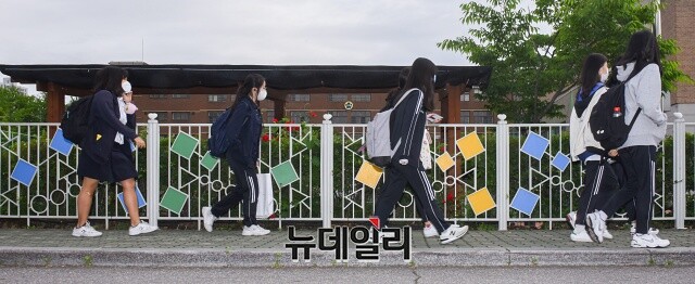 ▲ 서울시내 한 중학교에 다니는 학생들이 등교하는 모습. ⓒ뉴데일리DB