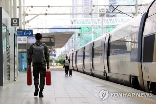 ▲ KTX 타러 가는 군인.ⓒ연합뉴스