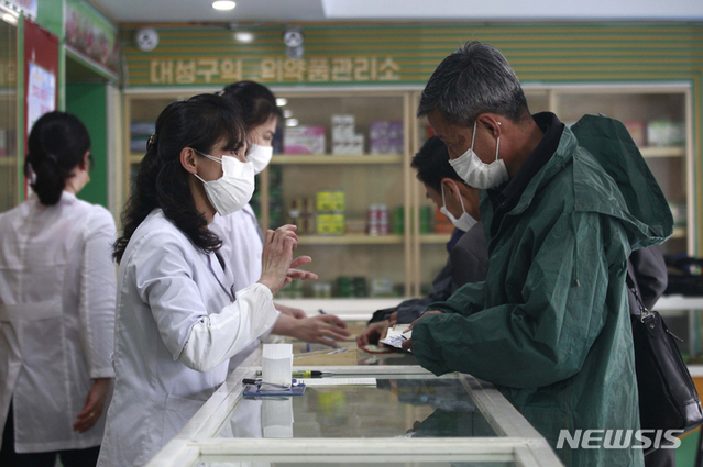 ▲ 북한 전역에 '최대 비상 방역'이 시행 중인 가운데 평양의 대성구역 의약품 관리소 직원들이 주민들에게 약품을 공급하고 있다. ⓒ뉴시스