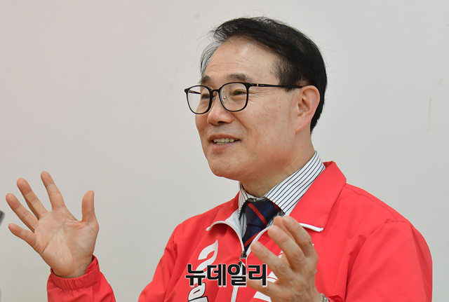 ▲ 오는 6월 국회의원 계양을 보궐선거에 출마한 윤형선 국민의힘 후보가 17일 인천 계양에 위치한 캠프 사무실에서 인터뷰하고 있다. ⓒ이종현 기자