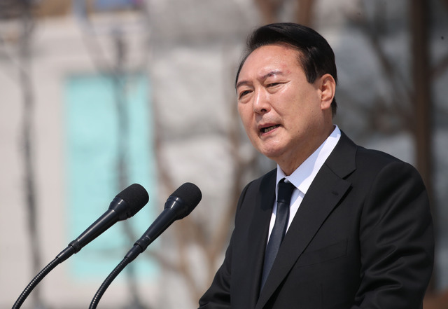 ▲ 윤석열 대통령이 18일 광주 5·18 민주묘지에서 열린 5·18 민주화운동 기념식에 참석해 기념사를 하고 있다. ⓒ뉴시스