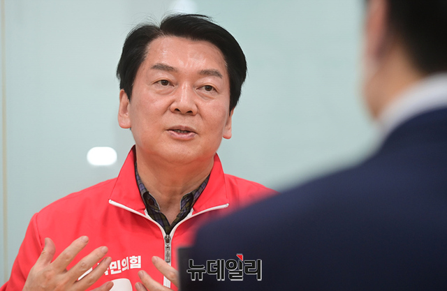 ▲ 안철수 국민의힘 분당갑 국회의원 후보가 지난 17일 경기 성남시 분당구 선거사무소에서 뉴데일리와 인터뷰하고 있다.ⓒ정상윤 기자