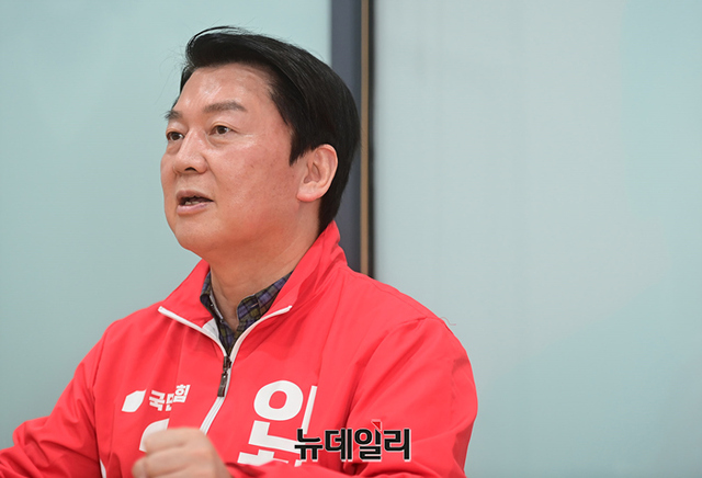 ▲ 안철수 국민의힘 분당갑 국회의원 후보가 지난 17일 경기 성남시 분당구 선거사무소에서 뉴데일리와 인터뷰하고 있다.ⓒ정상윤 기자